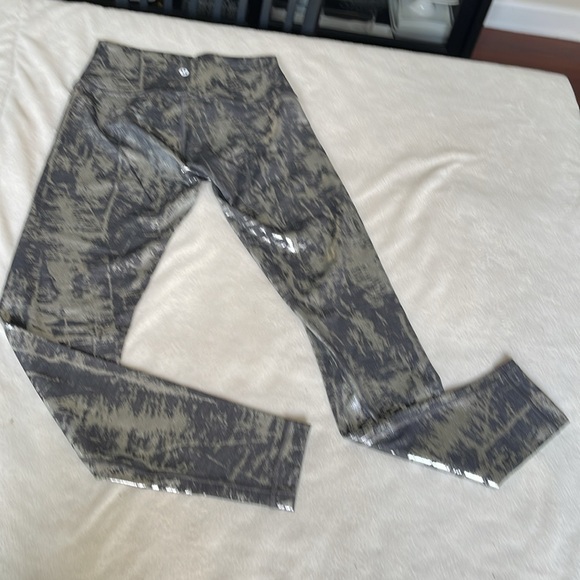 Lululemon Metallic Silver and Black Print Pattern Wunder Under Size 6 28” inseam - Picture 5 of 11